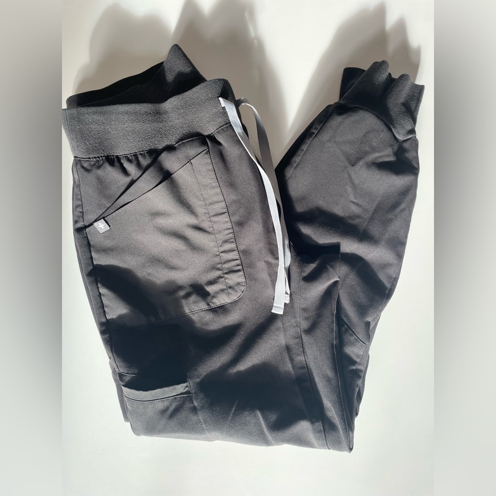 FIGS black jogger scrub pants, size med